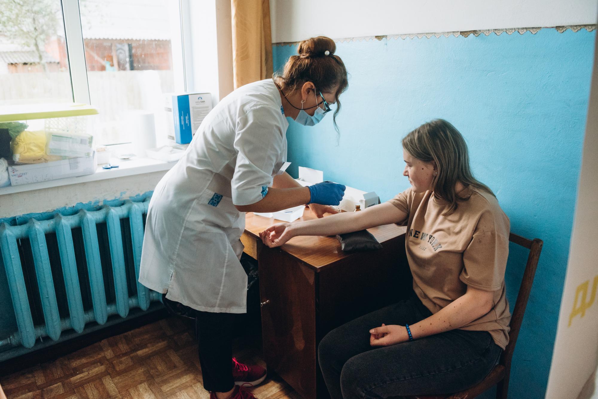 Забота о здоровье пострадавших от оккупации: «Фармак» третий раз поддержал проект «Мобильные врачи»